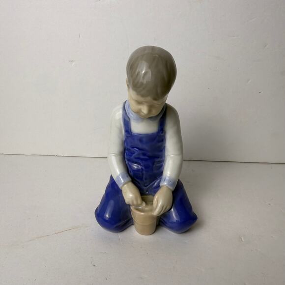 Boy with Bucket Building A Castle, Bing & Grondahl Figurine No. 2127 - Picture 1 of 6